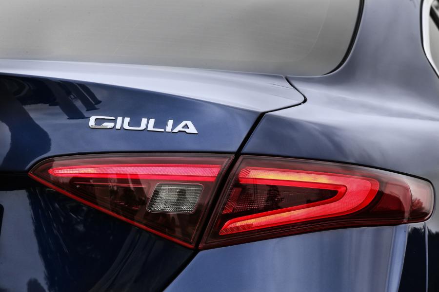 Логотип Alfa Romeo Giulia 2016 года  (WW) (фото 3 из 42)